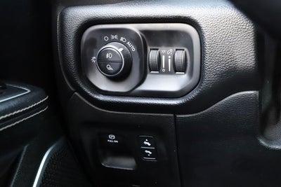 2020 RAM 1500 Laramie Crew Cab 4x4 5'7' Box