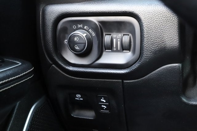 2020 RAM 1500 Laramie Crew Cab 4x4 5'7' Box