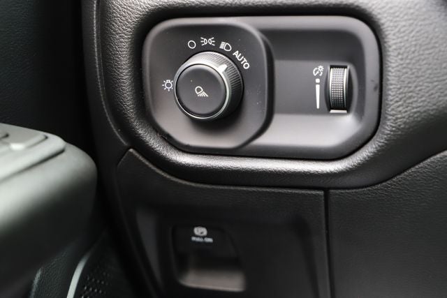 2026 RAM 1500 RAM 1500 TRADESMAN CREW CAB 4X4 5'7' BOX