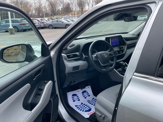 2023 Toyota Highlander LE 8 Passenger