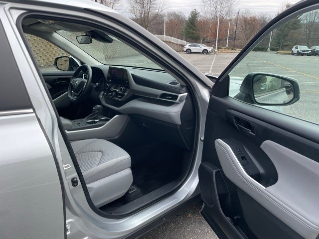 2023 Toyota Highlander LE 8 Passenger