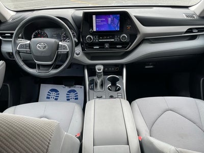 2023 Toyota Highlander LE 8 Passenger
