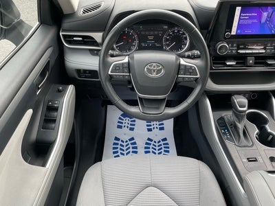 2023 Toyota Highlander LE 8 Passenger