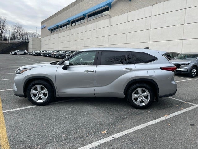 2023 Toyota Highlander LE 8 Passenger