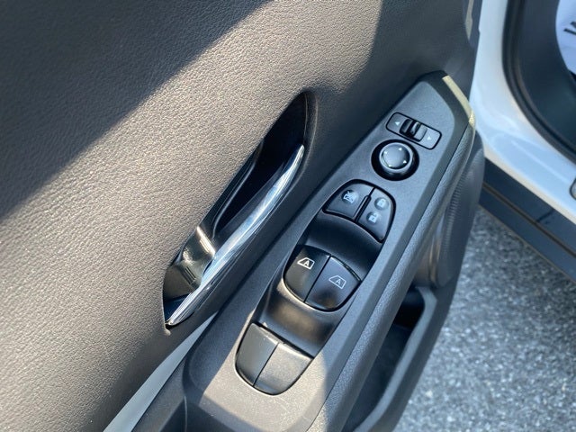 2022 Nissan Kicks SR