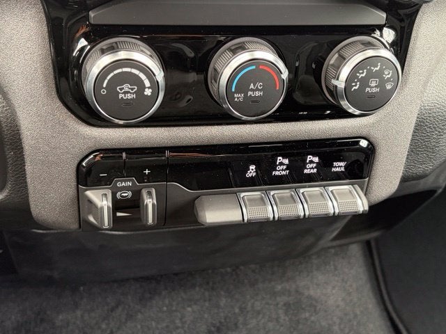 2027 RAM Ram 1500 RAM 1500 TRADESMAN QUAD CAB 4X4 6'4' BOX