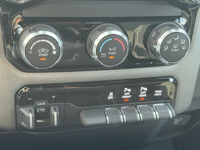 2027 RAM Ram 1500 RAM 1500 TRADESMAN CREW CAB 4X4 6'4' BOX