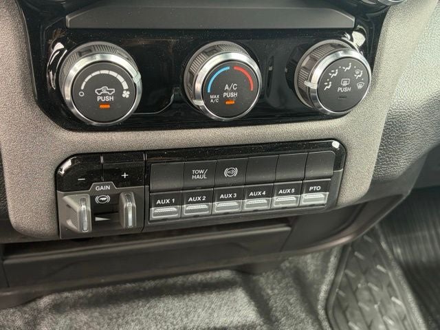 2026 RAM 5500 Chassis RAM 5500 TRADESMAN CHASSIS CREW CAB 4X4 84' CA