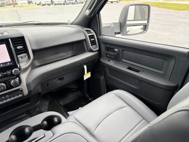 2026 RAM 3500 Chassis RAM 3500 TRADESMAN CREW CAB CHASSIS 4X4 60' CA