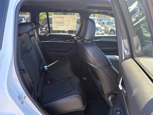 2027 Jeep Grand Cherokee GRAND CHEROKEE LAREDO ALTITUDE 4X4