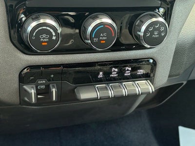2027 RAM Ram 1500 RAM 1500 TRADESMAN QUAD CAB 4X2 6'4' BOX