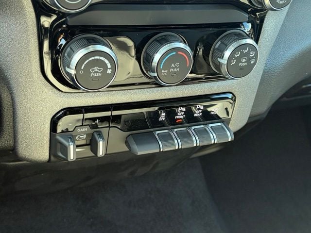 2027 RAM Ram 1500 RAM 1500 TRADESMAN CREW CAB 4X4 5'7' BOX