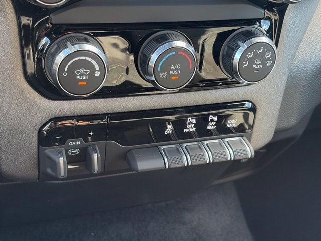 2027 RAM Ram 1500 RAM 1500 TRADESMAN QUAD CAB 4X4 6'4' BOX