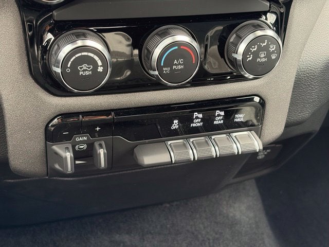 2027 RAM Ram 1500 RAM 1500 TRADESMAN QUAD CAB 4X4 6'4' BOX