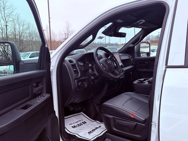 2025 RAM Ram 5500 Chassis Cab RAM 5500 TRADESMAN CHASSIS CREW CAB 4X4 84' CA