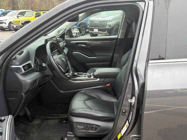 2022 Toyota Highlander Platinum